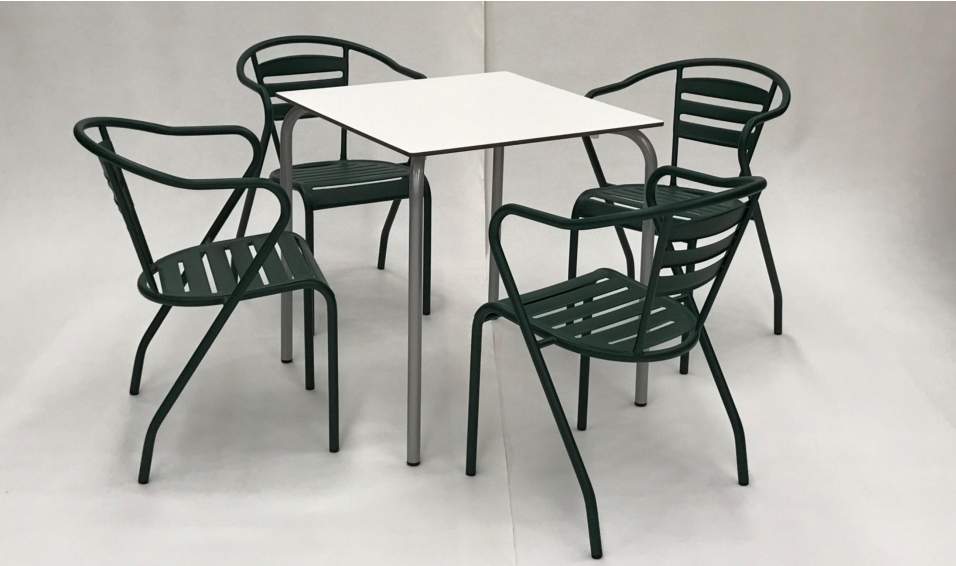 Conjuntos de mesa y sillas de exterior. 137 euros + IVA.