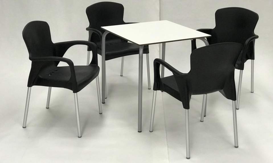 Conjuntos de mesa y sillas de exterior. 135 euros + IVA.